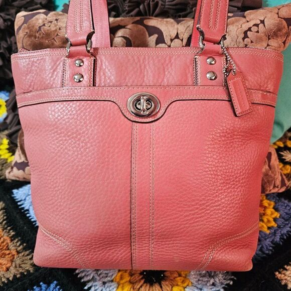 2009 Coach Y2K Hamptons Shoulder Bag in Thick Salmon Pink Pebbled Leather - Picture 2 of 11